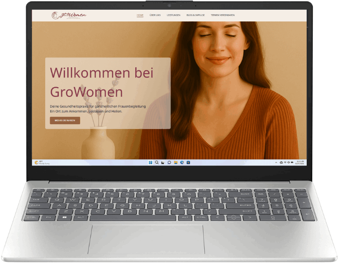 Laptop mit geöffneter Website von GroWomen, einer Gesundheitspraxis für ganzheitliche Frauenbegleitung, auf dem Bildschirm ist eine Frau mit geschlossen Augen und ein Willkommenstext zu sehen.
